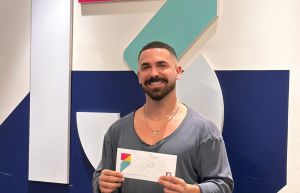 יש צ'ק: יובל לוי זוכה האח הגדול בא לאסוף את הפרס