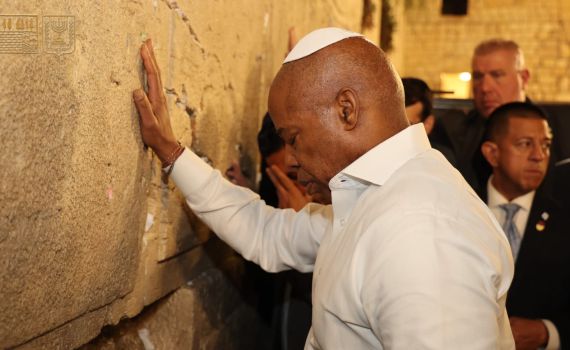 לפני סיום כהונתו: ראש עיריית ניו יורק היוצא ביקר בכותל | צפו