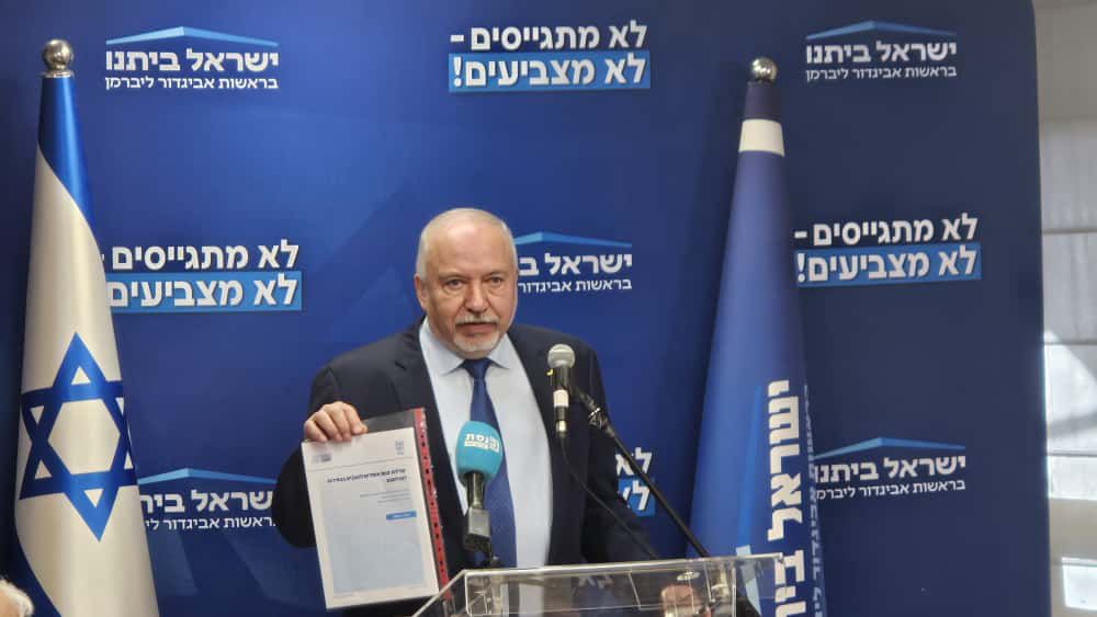 לא רק החרדים: ליברמן מציע לשלול זכות בחירה גם מאסירים