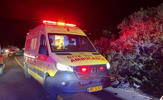 תאונת דרכים חריגה באשקלון: צעיר נפצע בינוני לאחר שהתנגש בעץ