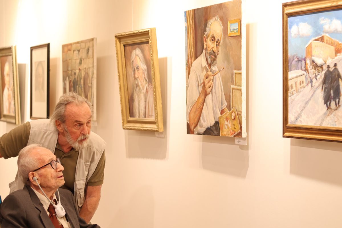 מחדר המתים לתערוכת יחיד: ניצול שואה בן 101 מגשים חלום