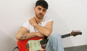 "פיטר פן": יובל גולד חוזר הביתה עם שיר אישי שמוקדש לאמא שלו