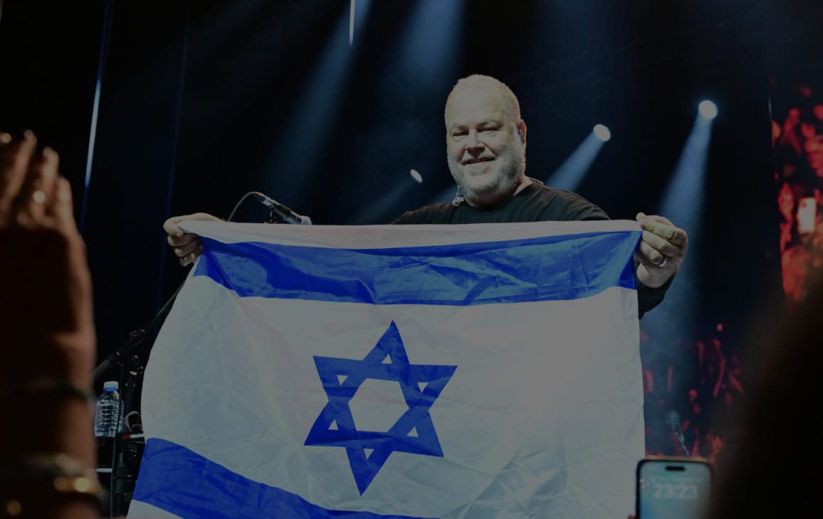 על אותה אדמה שממנה גורשה משפחתו: פוליקר שר עטוף בדגל ישראל