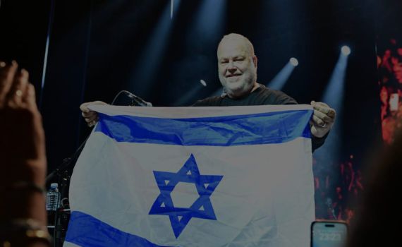 על אותה אדמה שממנה גורשה משפחתו: פוליקר שר עטוף בדגל ישראל