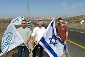 ״מרימים את הרוח״: אלפי דגלים נתלים בכל כבישי השומרון