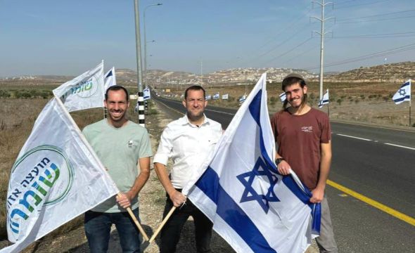 ״מרימים את הרוח״: אלפי דגלים נתלים בכל כבישי השומרון
