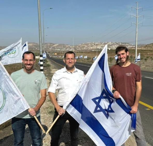״מרימים את הרוח״: אלפי דגלים נתלים בכל כבישי השומרון