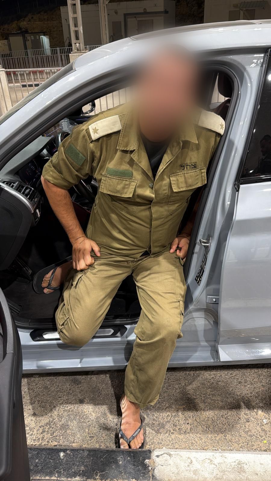 עם מדי צה"ל וכפכפים - כך נתפס מבריח השב"חים