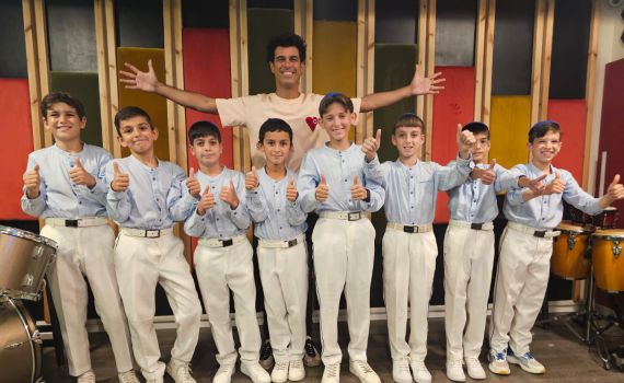 נרות, ניסים ו-Ai: פרחי ירושלים וטל מוסרי בשיר חנוכה חדש