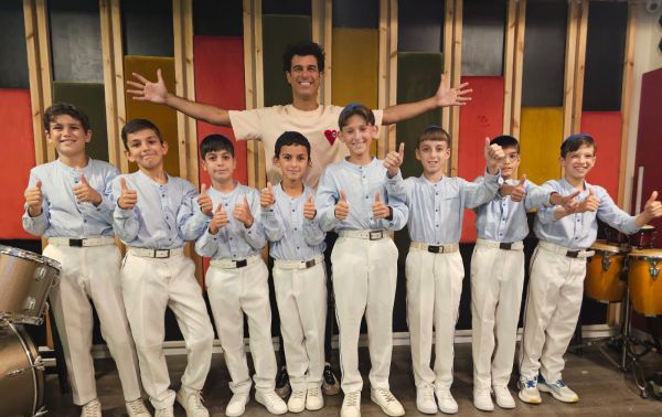 נרות, ניסים ו-Ai: פרחי ירושלים וטל מוסרי בשיר חנוכה חדש