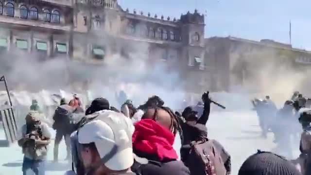 המשטרה במקסיקו: מעל 100 פצועים בפריצה לבית הנשיאה