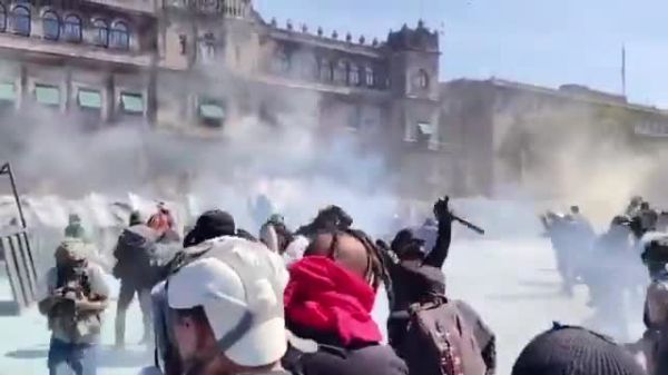 מפגיני דור ה-Z מנסים לפרוץ לבית הנשיאה במקסיקו