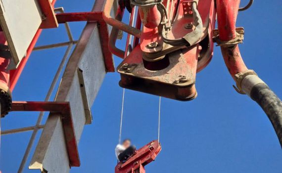 ירושלים: מאמצי חילוץ לנער שנמצא על עגורן בגובה 36 קומות. צפו