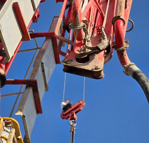 ירושלים: נער חולץ מעגורן בגובה 36 קומות. צפו