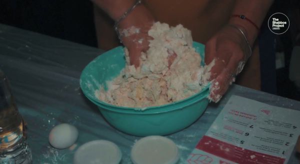 מה קרה כש-3,000 נשים הפרישו חלה ענקית ביחד? צפו