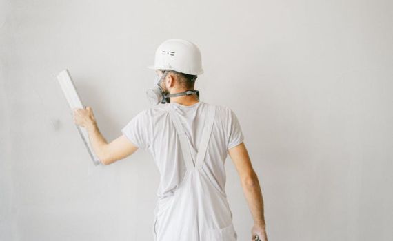 כך המרכז לעבודות גבס עוזר לאנשים להפוך בית ישן לבית חדש