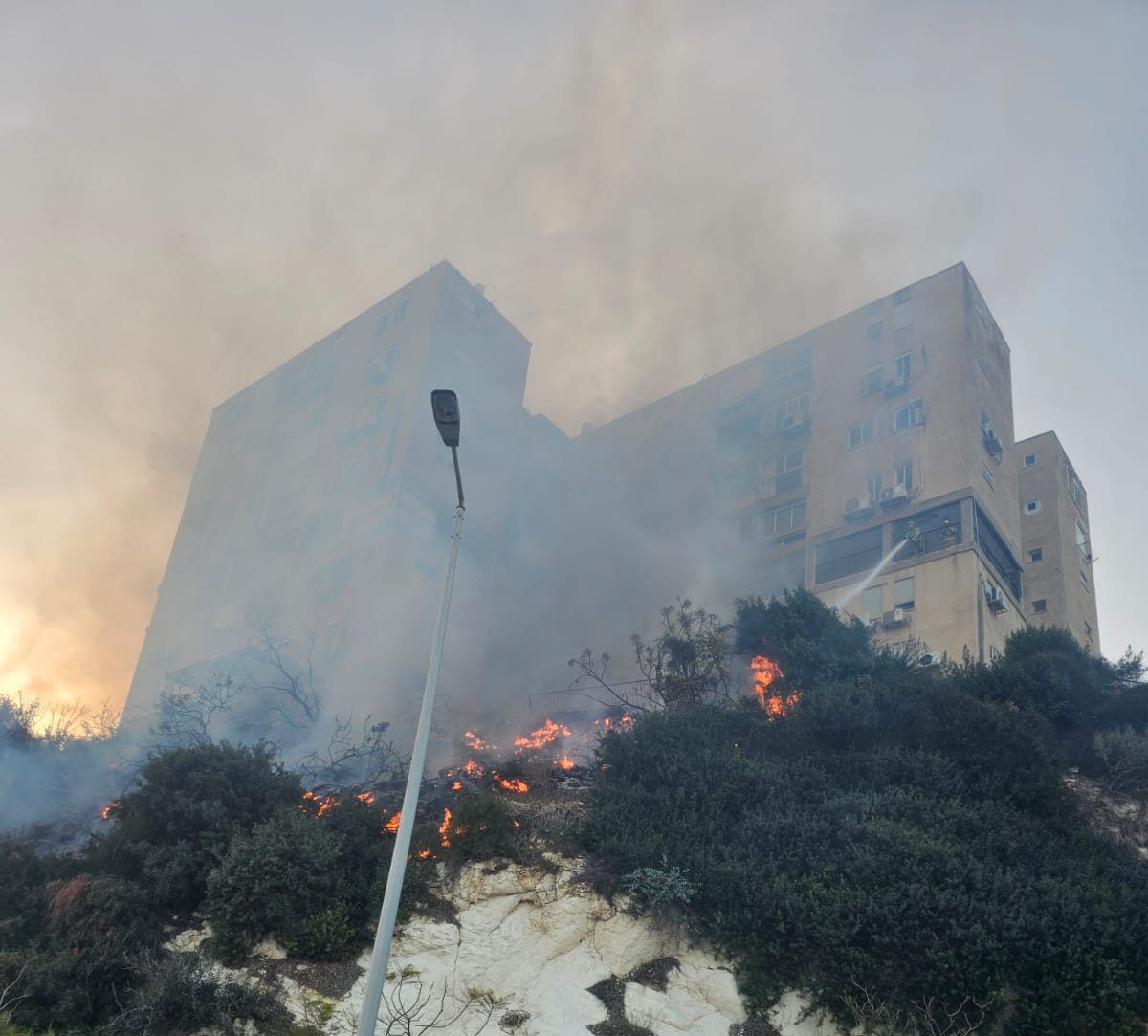 שריפה נרחבת פרצה בחיפה, 9 צוותי כיבוי במקום