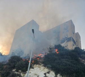 שריפה נרחבת פרצה בחיפה, 9 צוותי כיבוי במקום