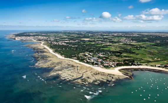 חשד לפיגוע דריסה: 10 נפצעו באי נופש צרפתי