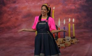 בשכונה של אביה: כל הילדים מוזמנים לאוסף שירי חנוכה. צפו