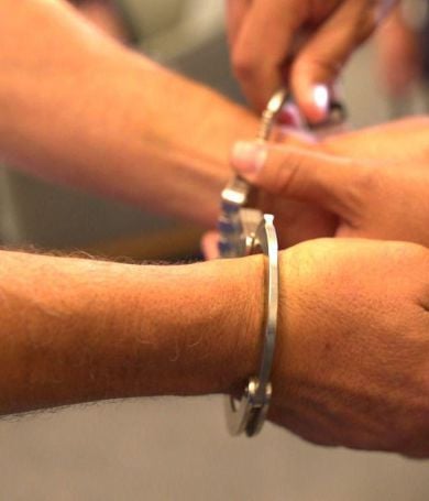 גנבו תפילין ועשרות אלפי שקלים במזומן | צפו במעצר