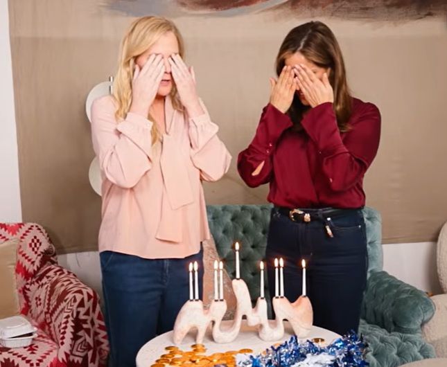ככה לא מדליקים נרות חנוכה: איימי שומר שינתה את המנהג המפורסם