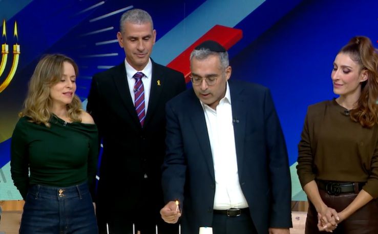 אביו של אורי דנינו ז"ל מדליק נר ב'ארץ נהדרת': "מתפלל לחיבור"