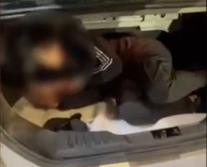 תיעוד: הסתיר בתא המטען של הרכב שוהה בלתי חוקי - ונתפס על חם