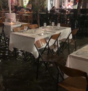 משוגע: מסעדות וברים בתל אביב הוצפו במים. צפו