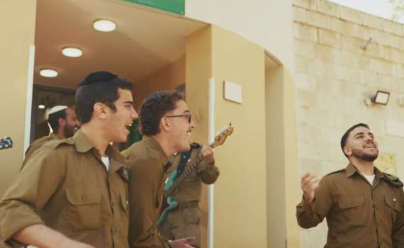 מחזקים את הרוח: להקת הרבנות הצבאית בקליפ חנוכה מקפיץ | צפו