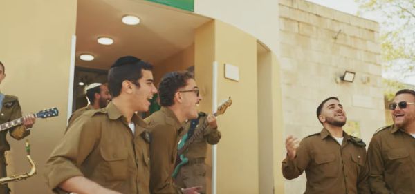 מחזקים את הרוח: להקת הרבנות הצבאית בקליפ חנוכה מקפיץ | צפו