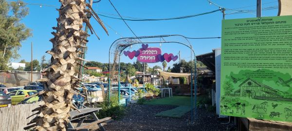 על אורוות האמנים שמעתם? טיול עירוני לפרדס חנה