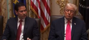 אופס: טראמפ תועד ישן במהלך ישיבת הקבינט | צפו