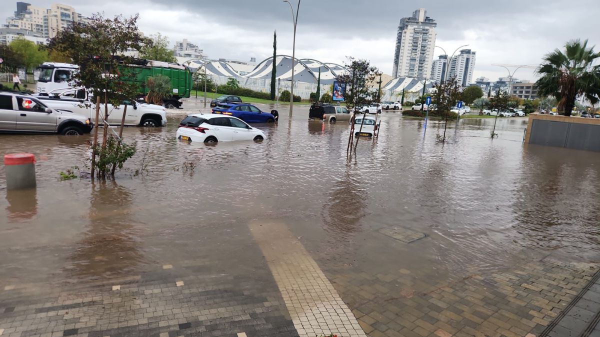 תיעוד: "ביירון" הגיעה ליבנה והטביעה את הרכבים שחנו בחניה