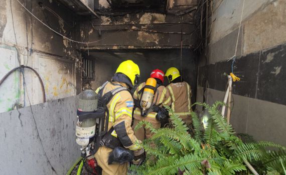 השריפה בפתח תקווה: בן 12 חולץ במצב אנוש – מותו נקבע בביה"ח