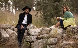 הצצת בכורה בסרוגים: משי קלינשטיין בסדרה על זוג חרדי