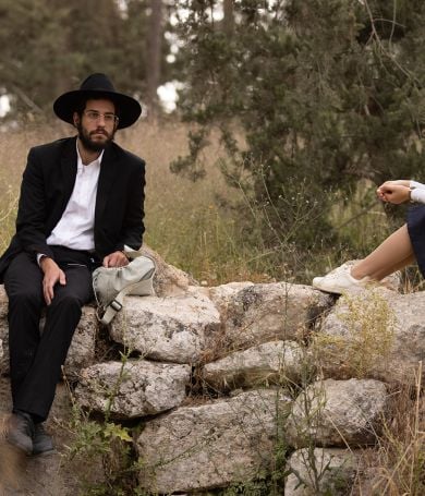הצצת בכורה בסרוגים: משי קלינשטיין בסרט על זוג חרדי