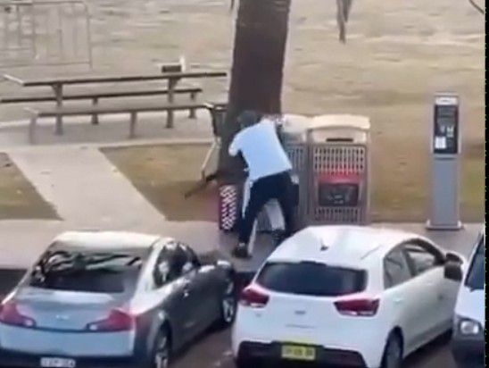 מטורף: אזרח מנטרל בידיים חשופות את המחבל באוסטרליה