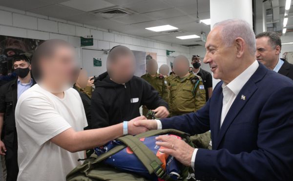 אמר לשופטים שיש "סיבות ביטחוניות", ונסע לפגוש חיילים בבקו"ם