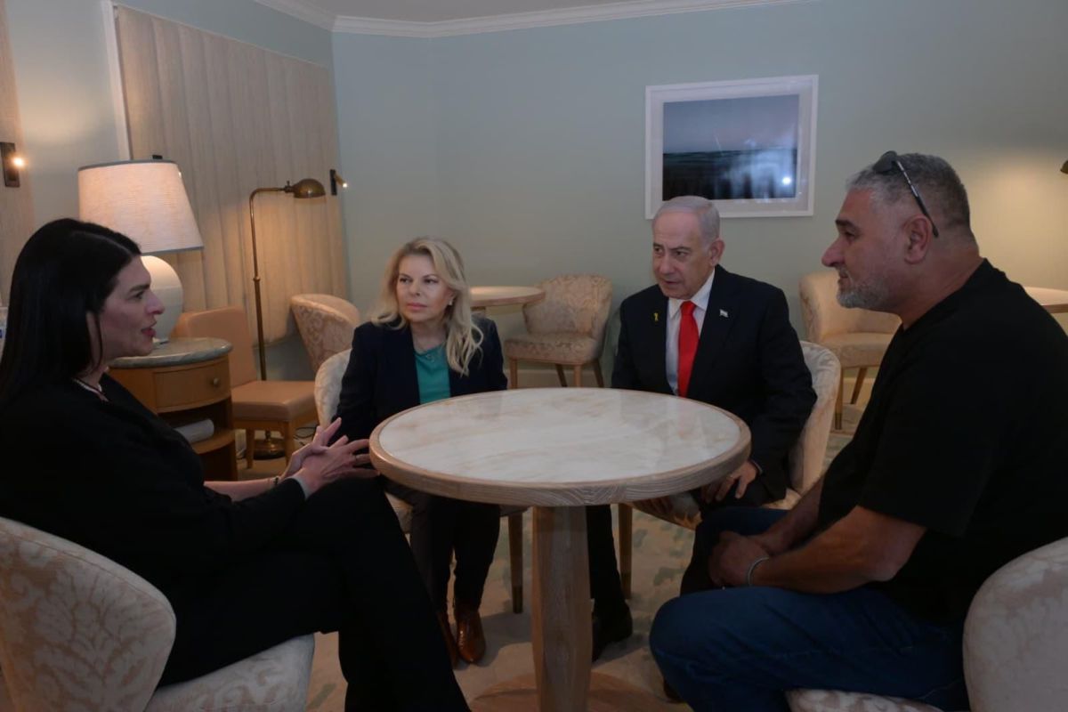 תיעוד ראשון של נתניהו בארה"ב: מפגש עם הוריו של רן גויאלי