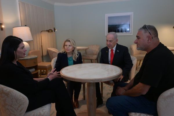תיעוד ראשון של נתניהו בארה"ב: מפגש עם הוריו של רן גויאלי