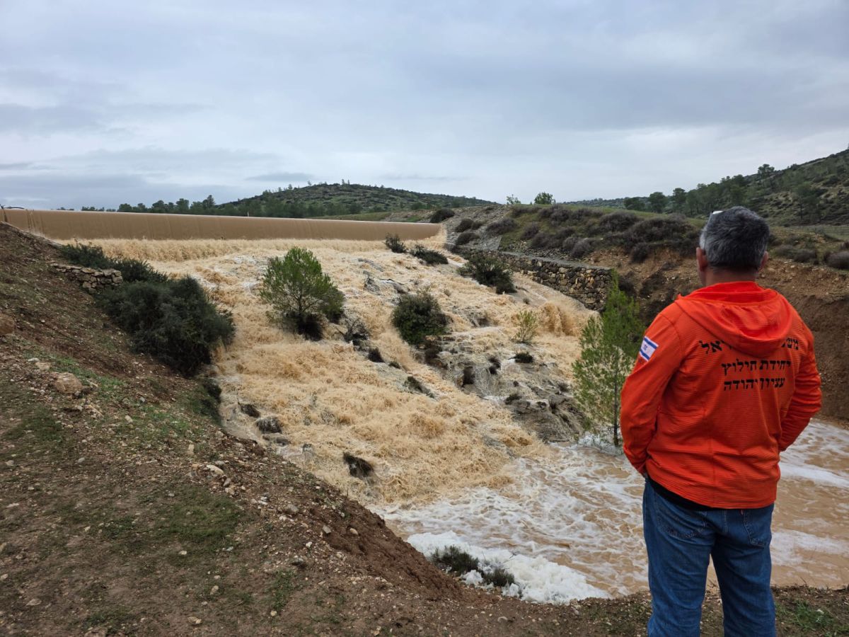 תיעוד מרהיב אחרי הסופה "ביירון": זרימה יפיפיה בסכר אדוריים