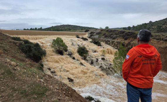 תיעוד מרהיב אחרי הסופה "ביירון": זרימה יפיפיה בסכר אדוריים