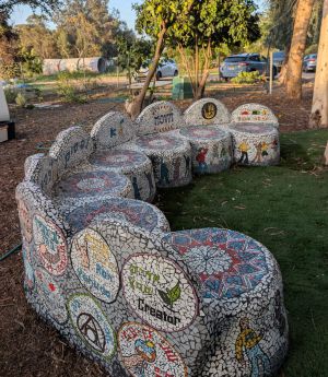 כך הונצחו קורבנות המסיבות: ספסל הזיכרון "לא נפסיק לרקוד"