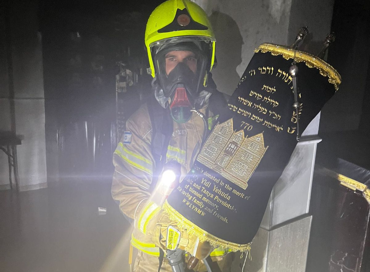 שריפה בבית כנסת באשדוד: לוחמי אש חילצו ספרי תורה