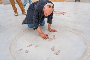 נחנך מיצג עקבות ביבס: "עיגול בטון, 6 מעגלים ו-3 זוגות עקבות"
