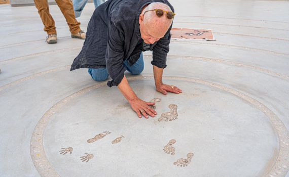 נחנך מיצג עקבות ביבס: "עיגול בטון, 6 מעגלים ו-3 זוגות עקבות"