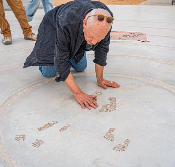 נחנך מיצג עקבות ביבס: "עיגול בטון, 6 מעגלים ו-3 זוגות עקבות"