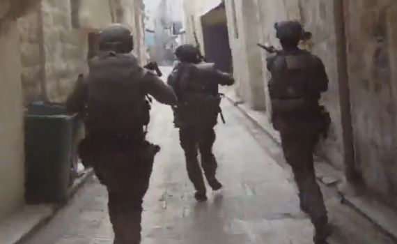 תיעוד: כוחות הביטחון עוצרים מחבל במסגרת פעילות מבצעית בשכם