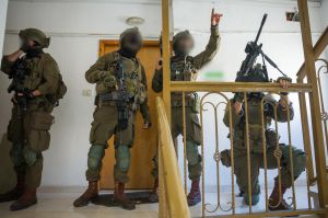 צה"ל פשט על משרדי ארגון טרור ברמאללה ובחברון. צפו